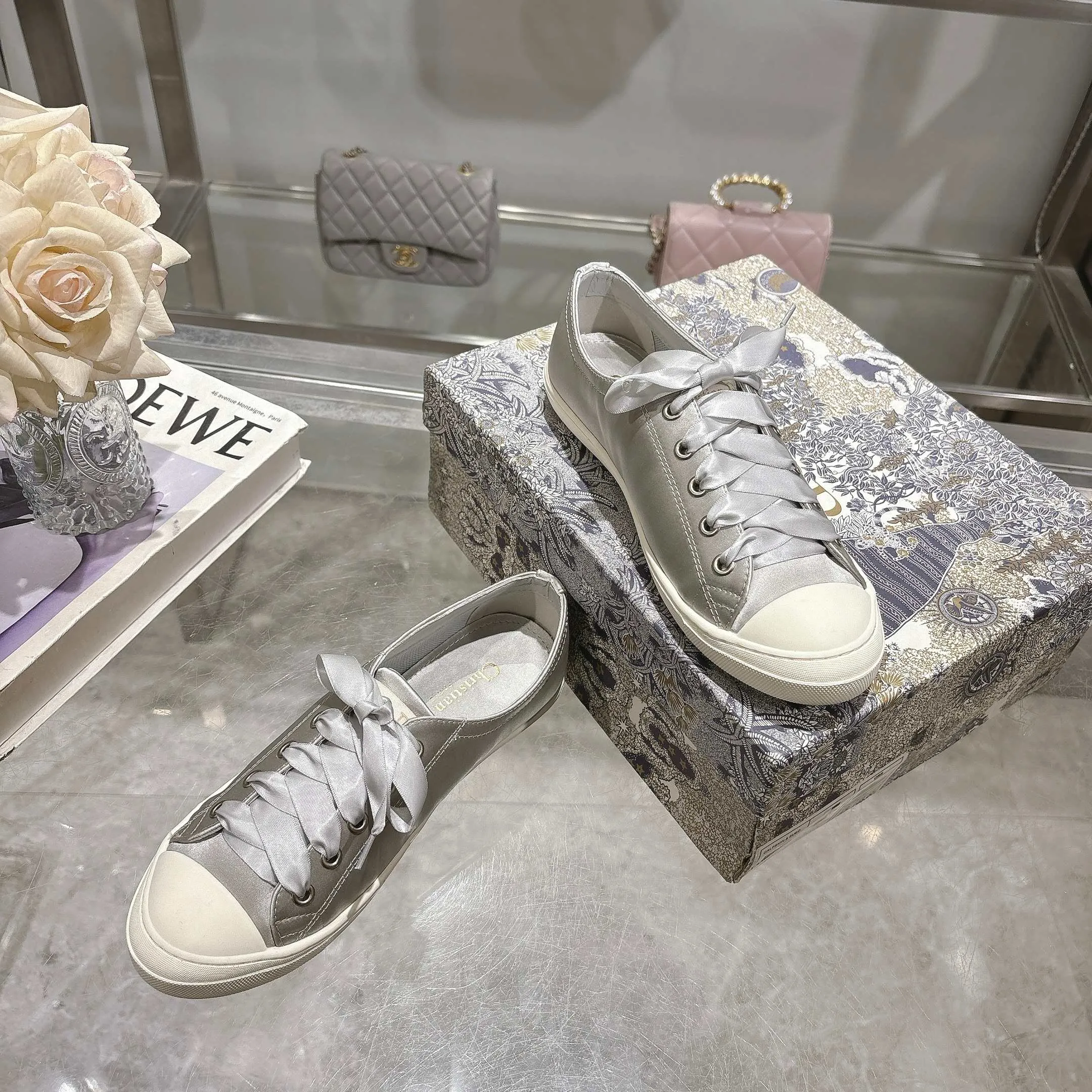 👟👟Ex-factory price 440👟👟 Dior ballet-style casual shoes, the same style as celebrities, satin fabric, breathable mesh lining, sheepskin for feet, wear-resistant rubber sole, size 35-40.
